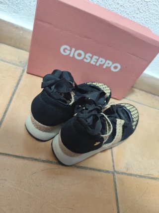Sandalias Giossepo negras y doradas