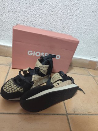 Sandalias Giossepo negras y doradas