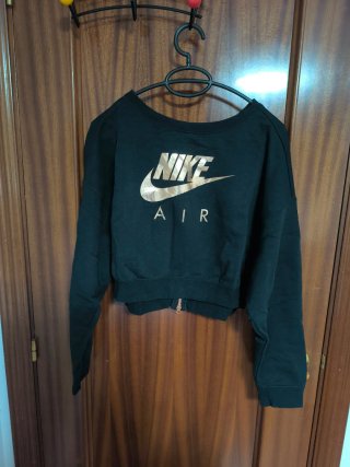 Sudadera Nike Negra y Dorada Crop