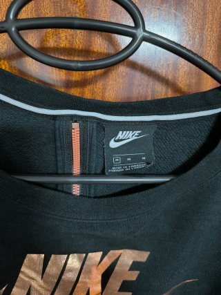 Sudadera Nike Negra y Dorada Crop