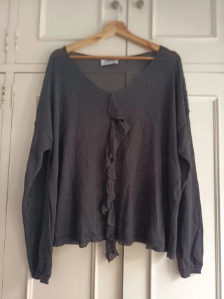 Camiseta gris con volantes