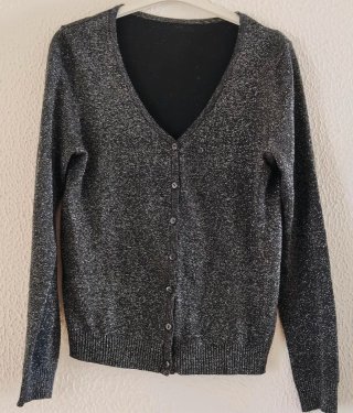 Chaqueta de punto plateada y negra