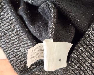 Chaqueta de punto plateada y negra