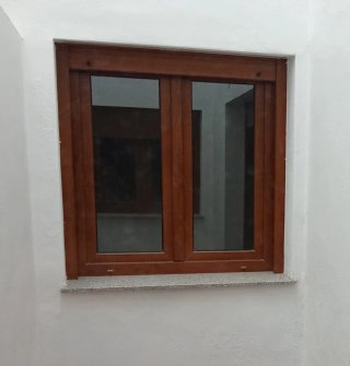 Ventana aluminio imita madera 120cm con persiana
