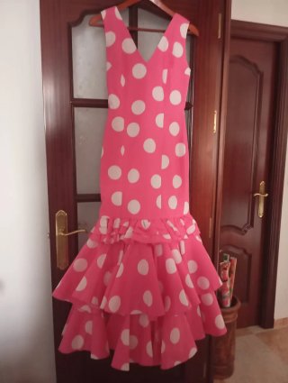 Traje de flamenca rosa lunares blancos
