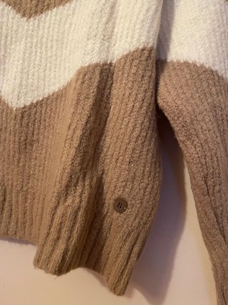 Jersey cuello alto beige y blanco