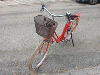 Bicicleta de paseo roja con cesta
