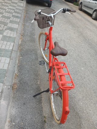 Bicicleta de paseo roja con cesta