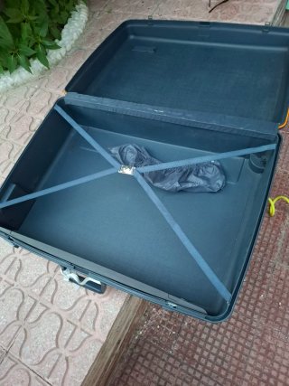 Maleta negra con detalles naranjas