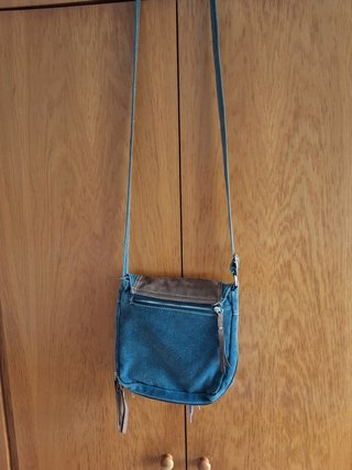 Bolso bandolera con zapatillas