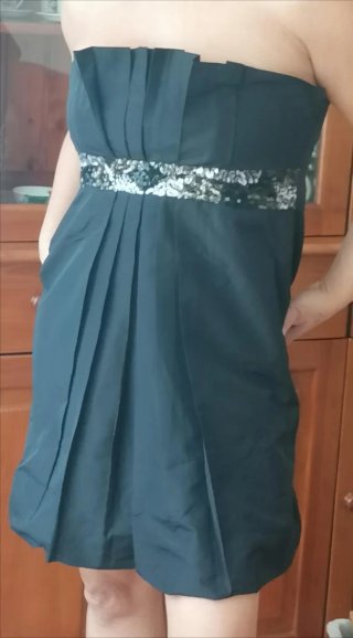 Vestido negro con detalles de lentejuelas