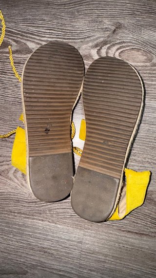 Sandalias amarillas con cordones