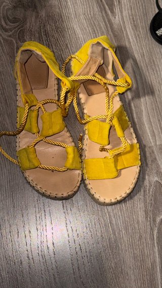 Sandalias amarillas con cordones