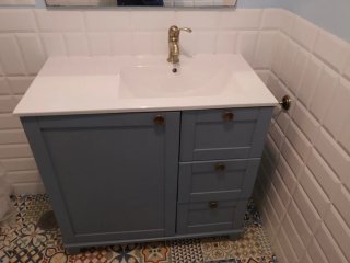 Mueble de baño azul y multicolor