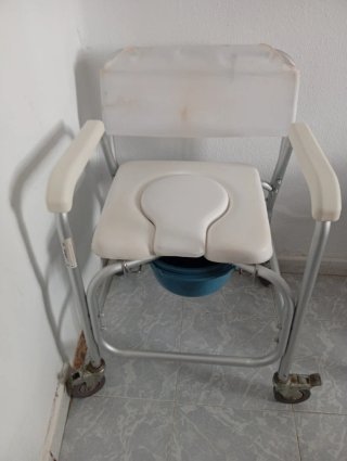 Silla de WC con ruedas y cubeta