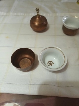 Set di tazze e zuccheriera in ottone