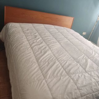 Es una cama de madera de la tienda Maison du monde