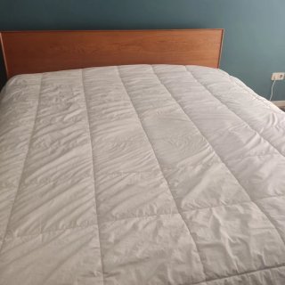Es una cama de madera de la tienda Maison du monde