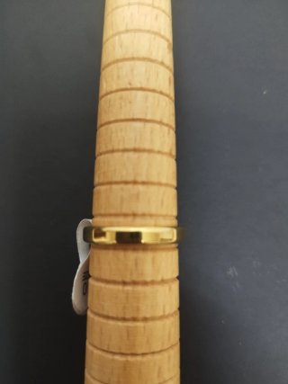 Anillo dorado con piedra azul ver talla.