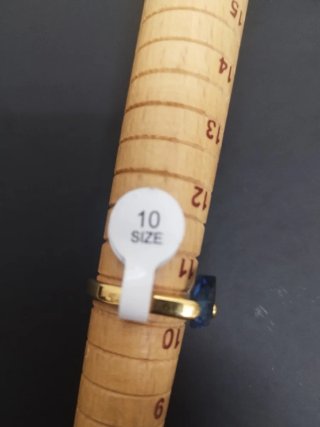 Anillo dorado con piedra azul ver talla.