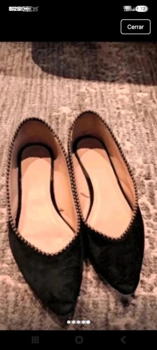 Zapatos planos negros con detalle