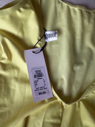 Bañador amarillo con piña, sin estrenar.