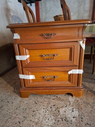 Comodino in legno massello