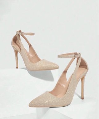 Tacones dorados con tira al tobillo