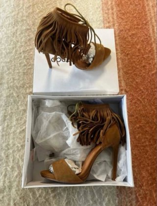 Tacones de ante con flecos