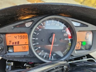 Suzuki GSR 600 Negra y Plata