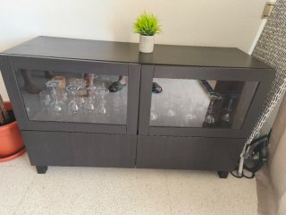 Mueble de salón oscuro con vitrina