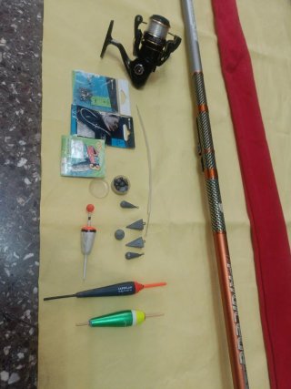 Caña de pescar y carrete  y  accesorios.