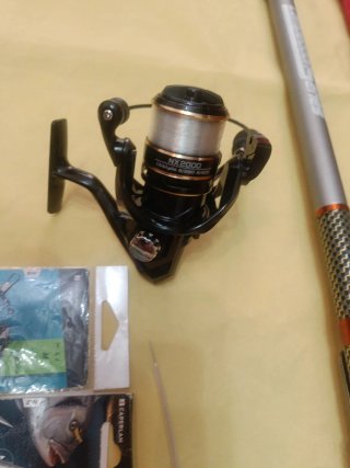 Caña de pescar y carrete  y  accesorios.