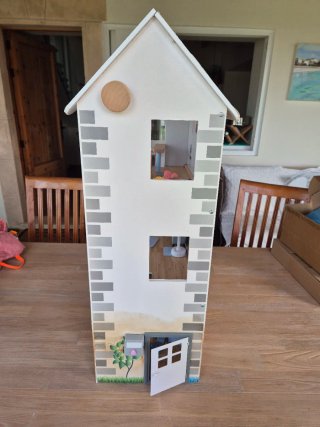 Casita de muñecas madera con muebles y ascensor