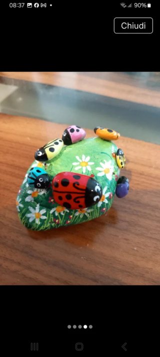 Famigliola coccinelle su prato fiorito