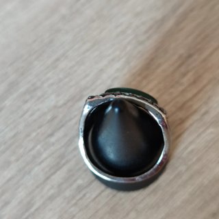 Anillo plateado con piedra verde