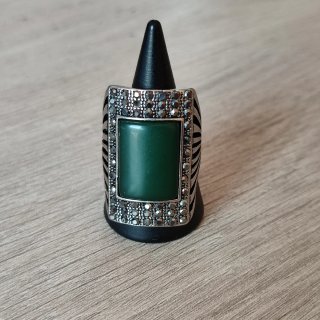 Anillo plateado con piedra verde
