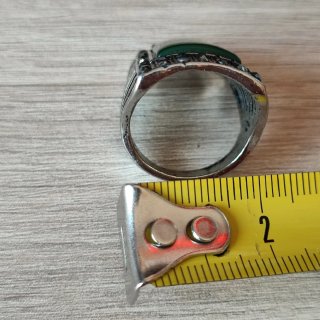 Anillo plateado con piedra verde