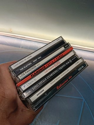 8 CDs Música Variada: Amor, Boleros, Reggae