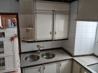 Muebles de cocina blancos y marrones