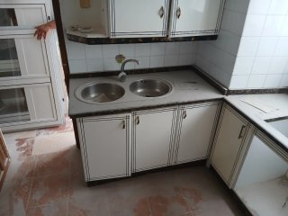 Muebles de cocina blancos y marrones