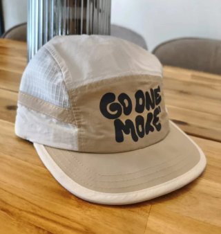 Gorra GO ONE MORE beige y blanca