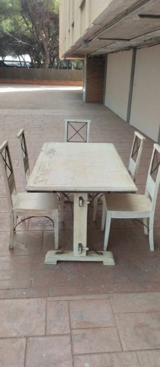 Mesa de comedor de madera y metal