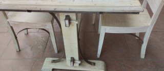 Mesa de comedor de madera y metal