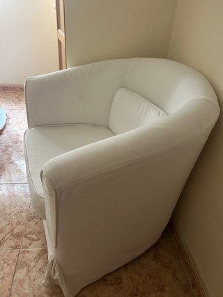Butaca blanca con cojín para dormitorio