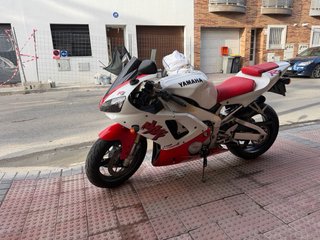 Yamaha R1 Roja y Blanca