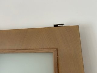 Puerta corredera madera con 5 cristales.