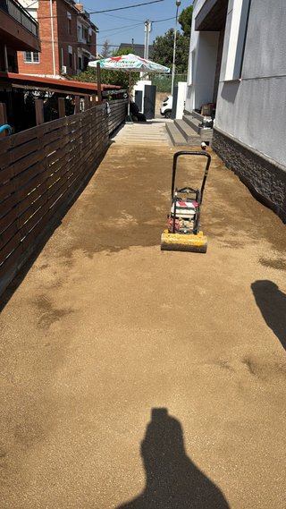 Installatore di erba artificiale pietra beige