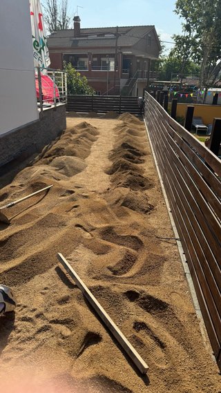 Installatore di erba artificiale pietra beige