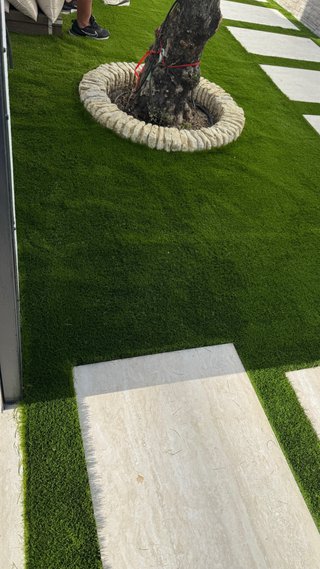 Installatore di erba artificiale pietra beige